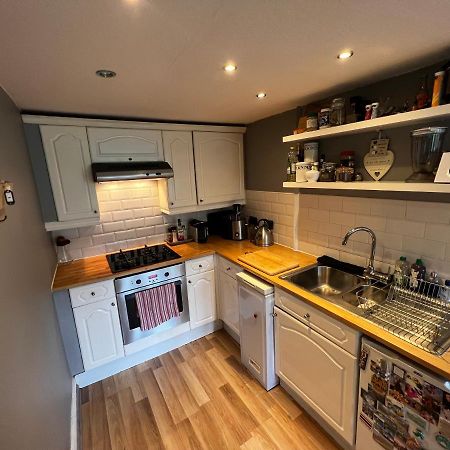 1 Bedroom Flat In Tolcross, Glasgow Top Floor. Buitenkant foto